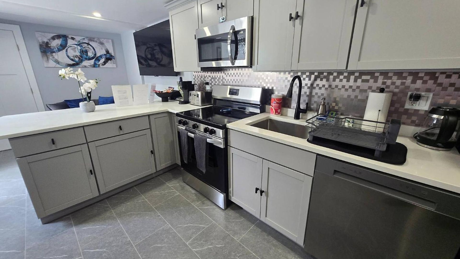 2br Lower Garden-level 20min Apartment