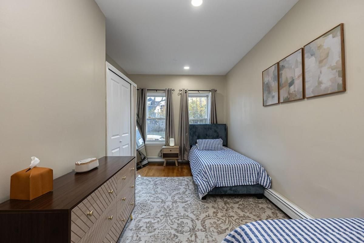 Cozy, Spacious Near Downtown Apartment Boston