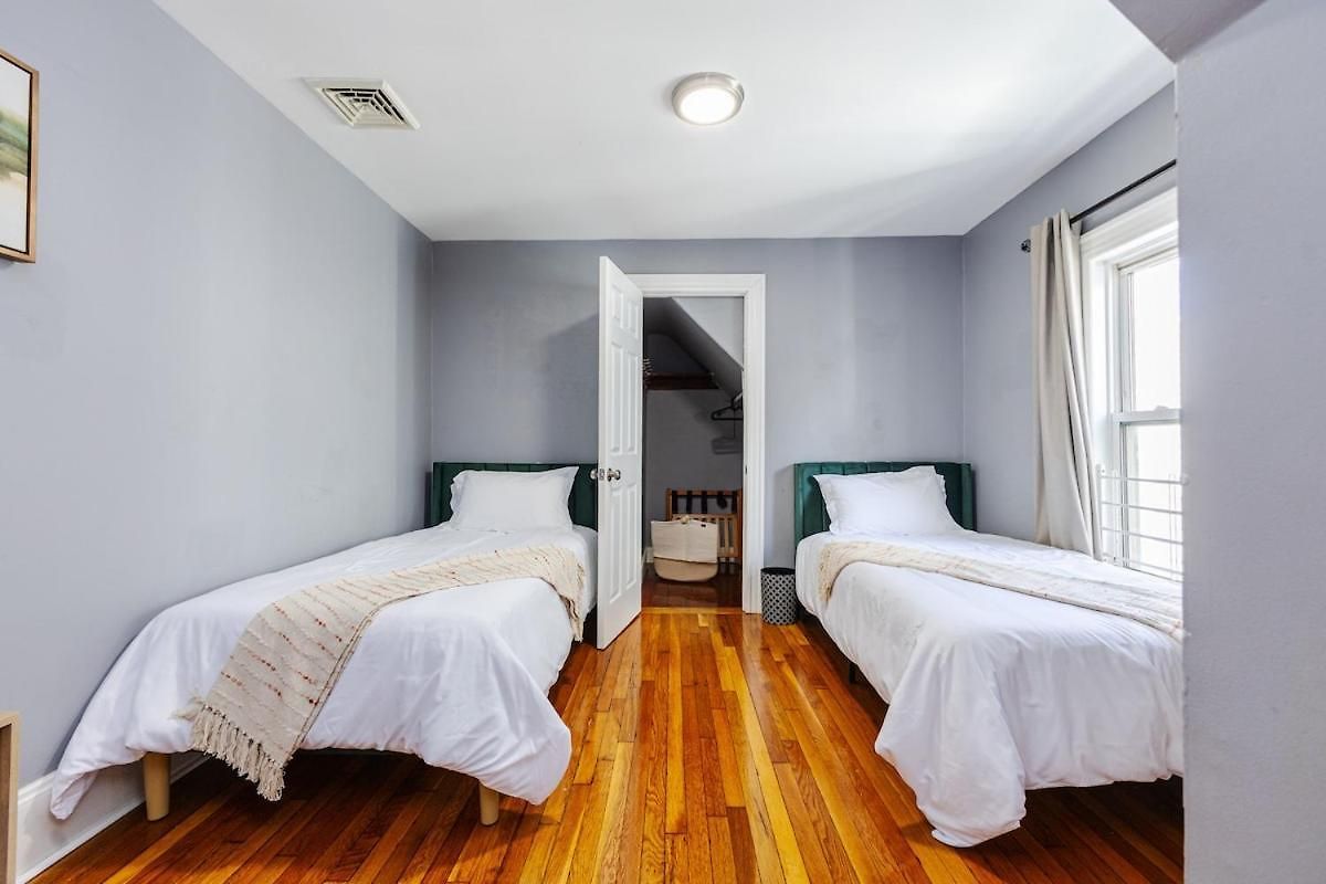 Cozy 3bd, 1ba In - Franklin Park Zoo, Common Apartment