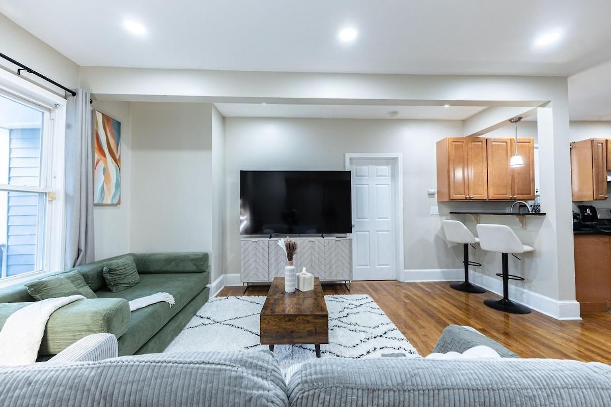 Cozy, Spacious Near Downtown *