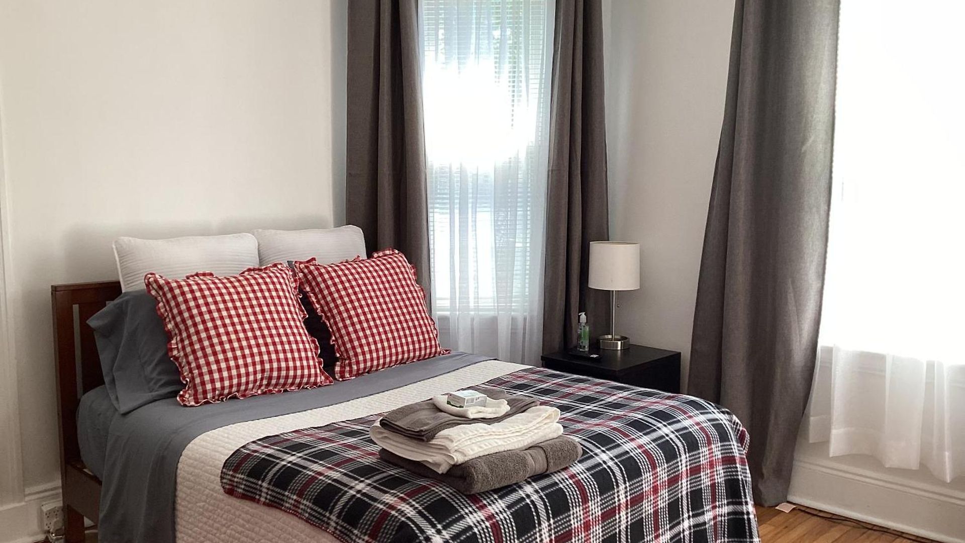 Apartment With Parking, Next To Train Or Buses, Good Neighborhood