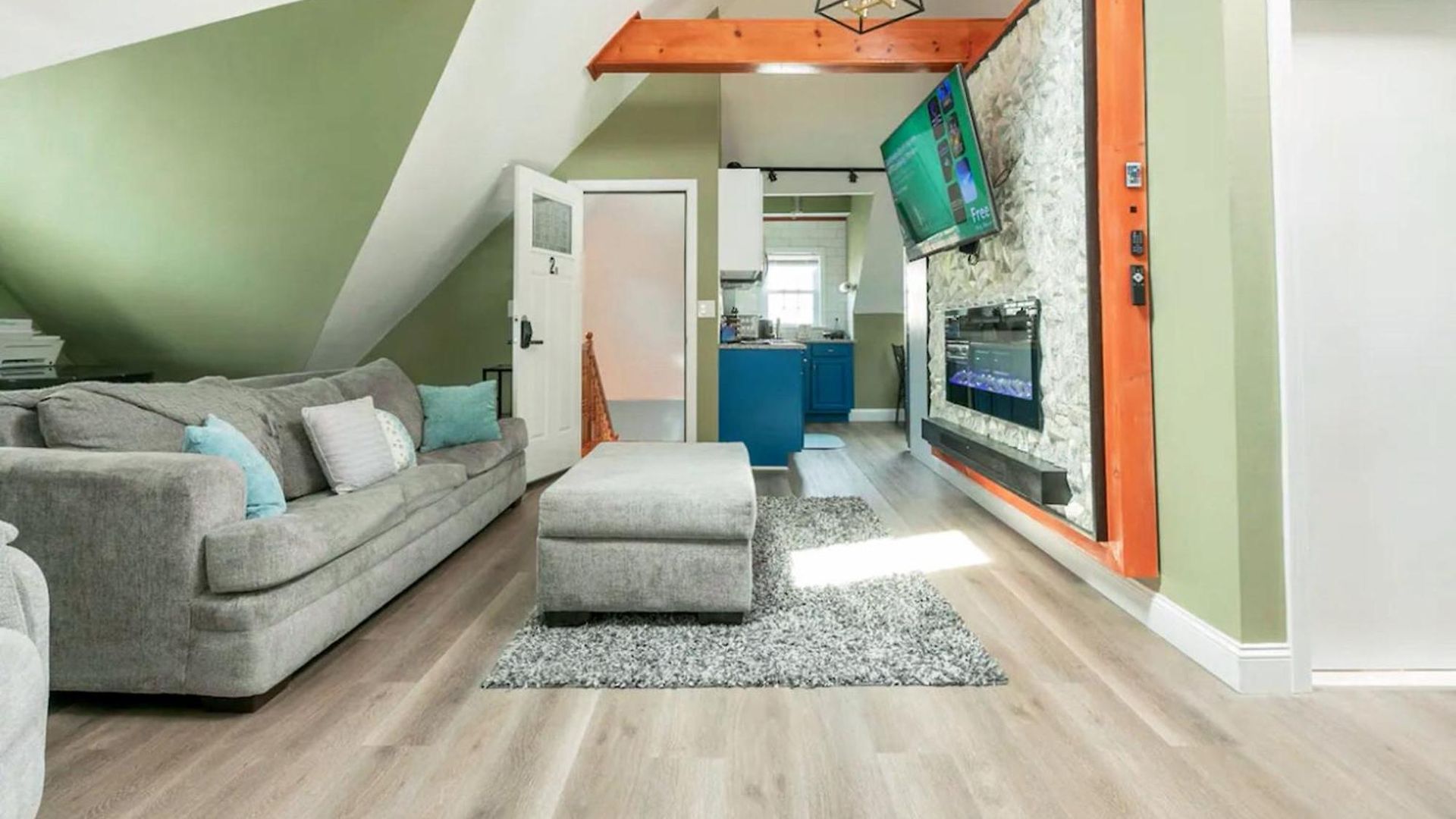 Large Open Concept In Zoo Franklin Park Near Apartment