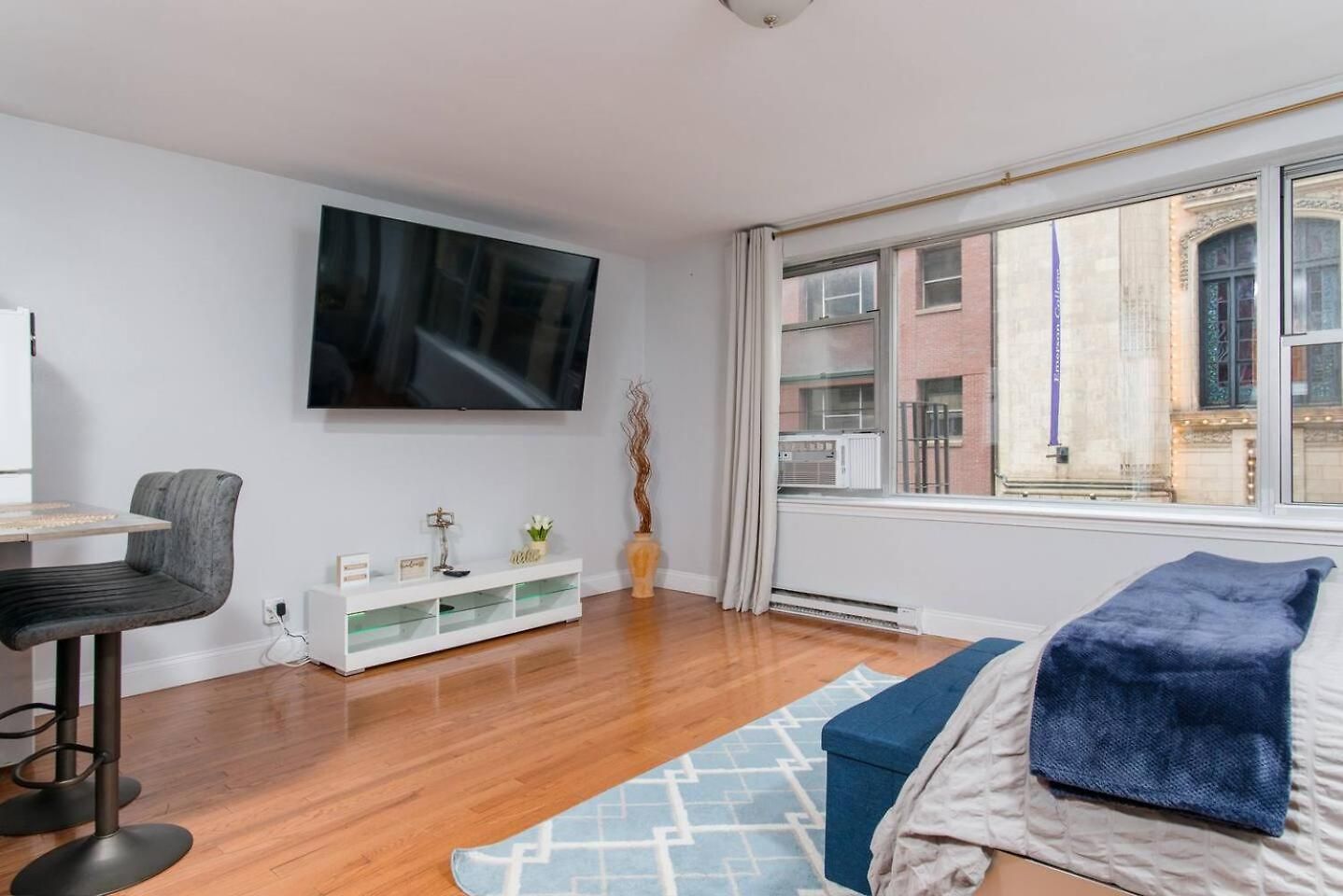 Apartment Downtown Location Famous Nightlife Chinatown With Bed Full Of Promises! *
