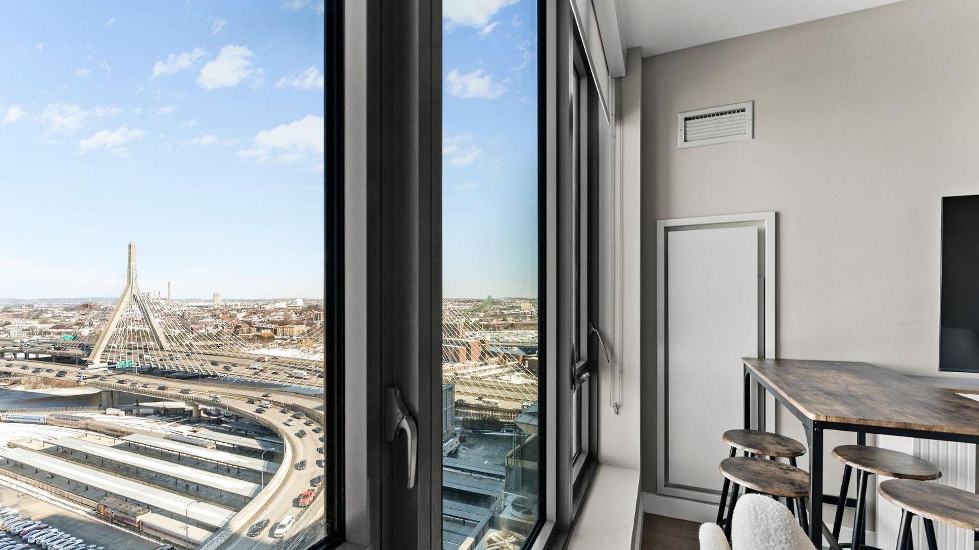 Beautiful Centrally Located 3 Bedroom Apartment Boston