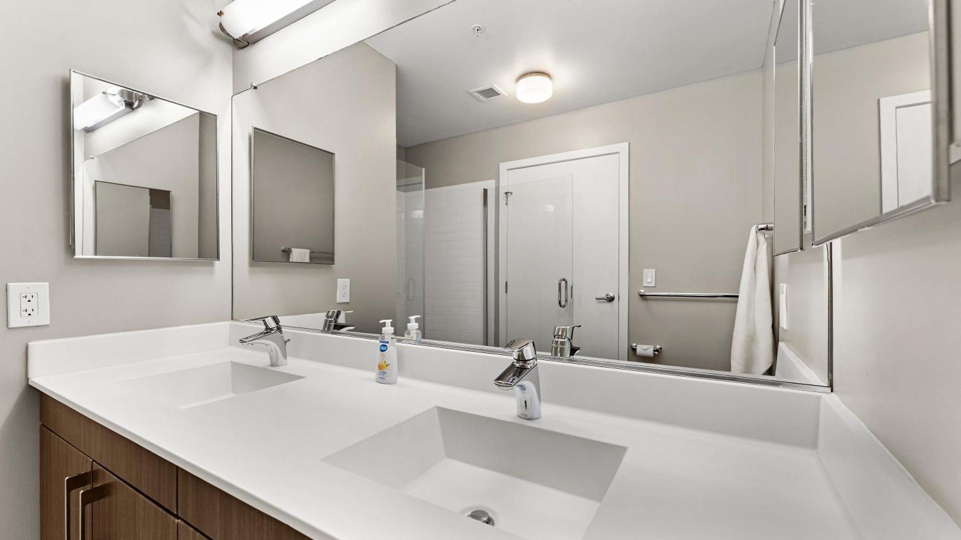 Beautiful Centrally Located 3 Bedroom Apartment Boston