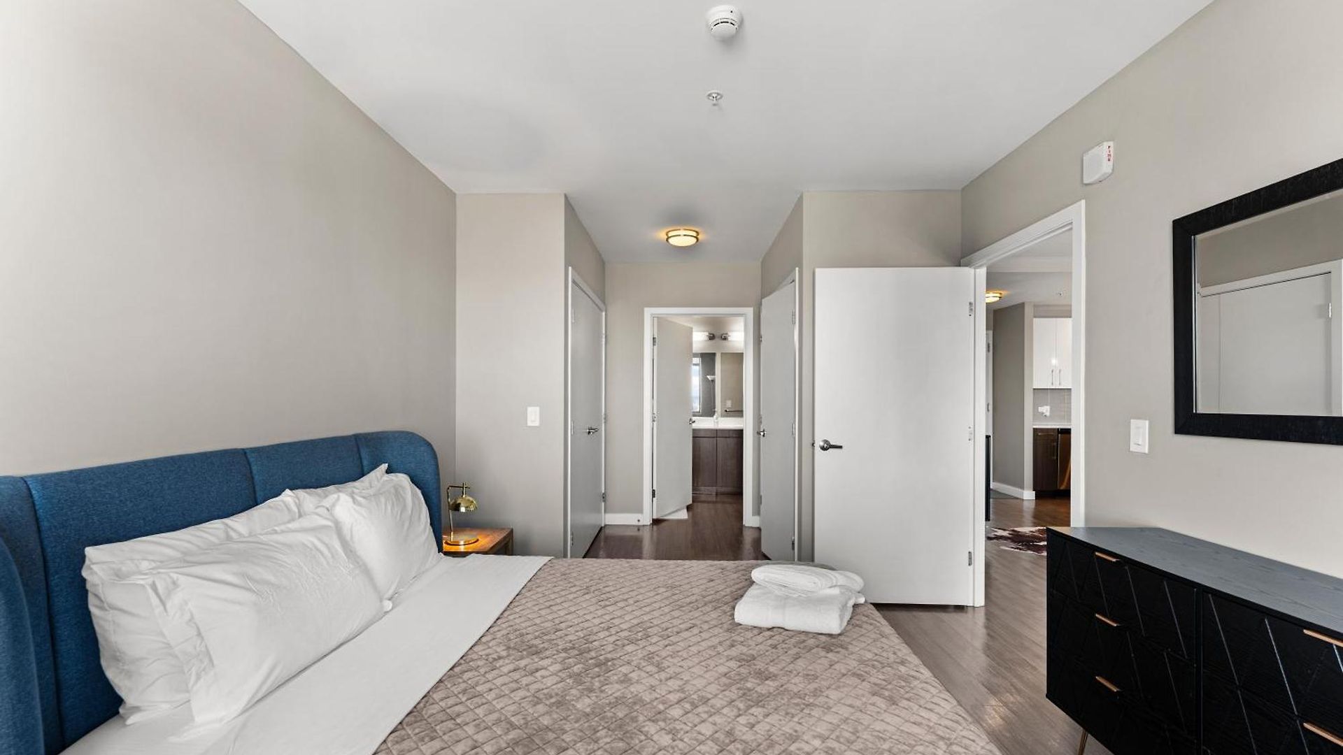 Apartment Beautiful Centrally Located 3 Bedroom *