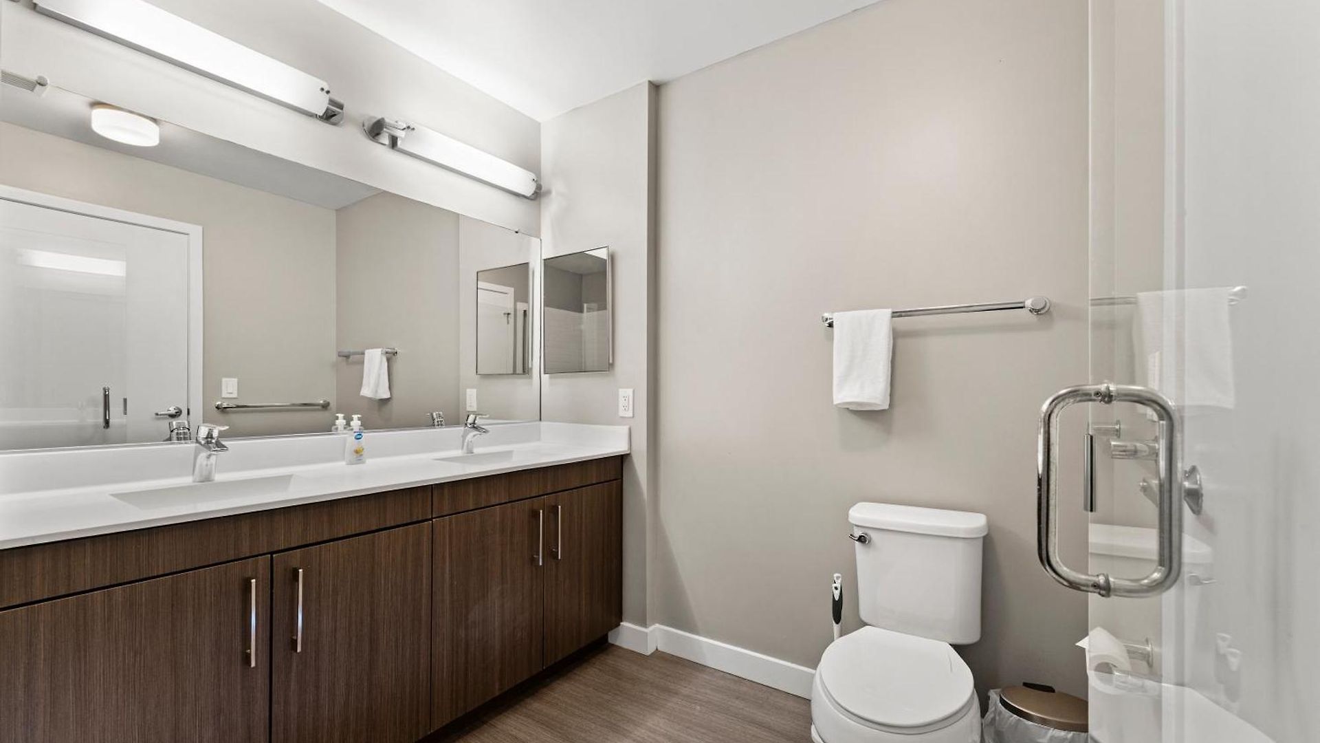 Apartment Beautiful Centrally Located 3 Bedroom *