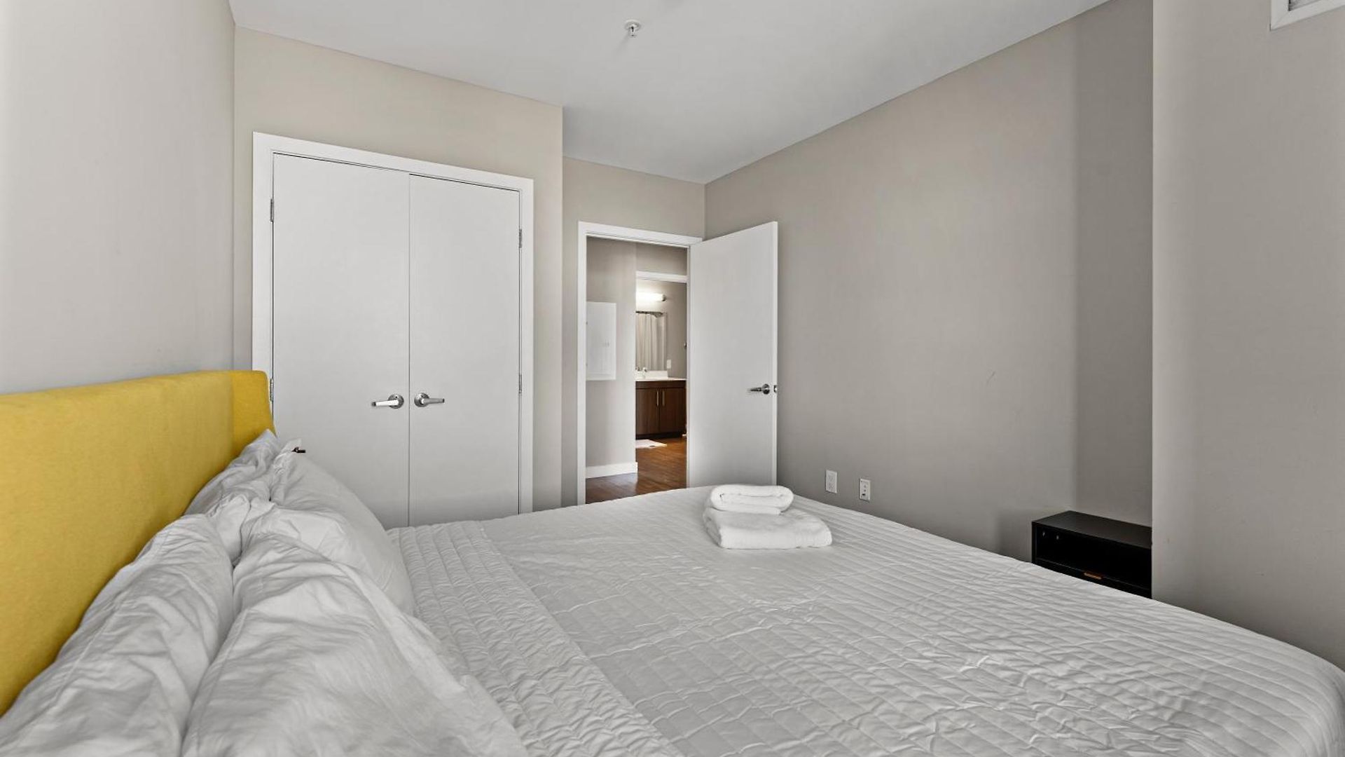 Apartment Beautiful Centrally Located 3 Bedroom *