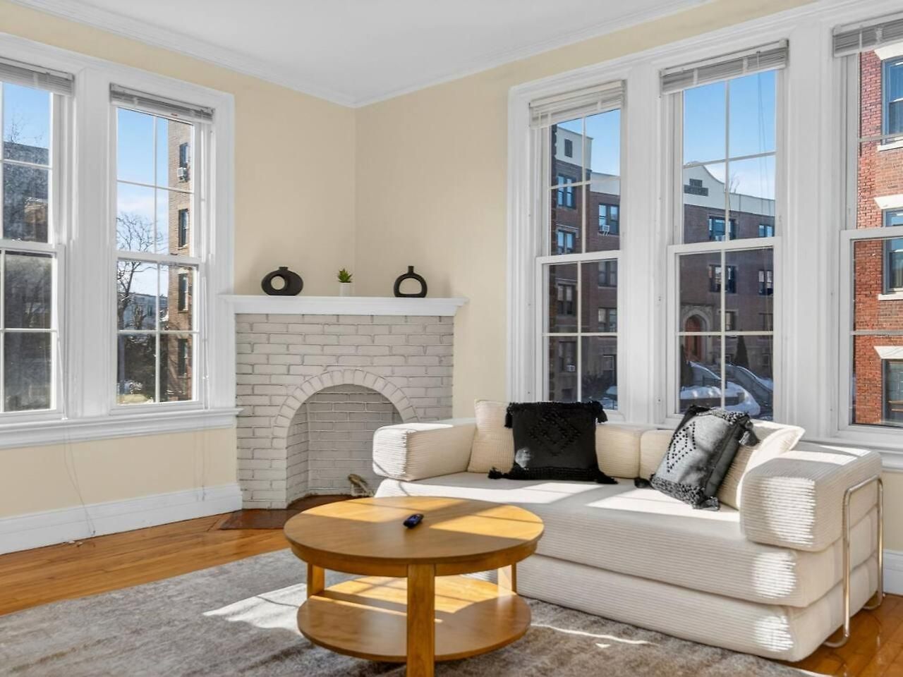 Charming 2br In Apartment Boston