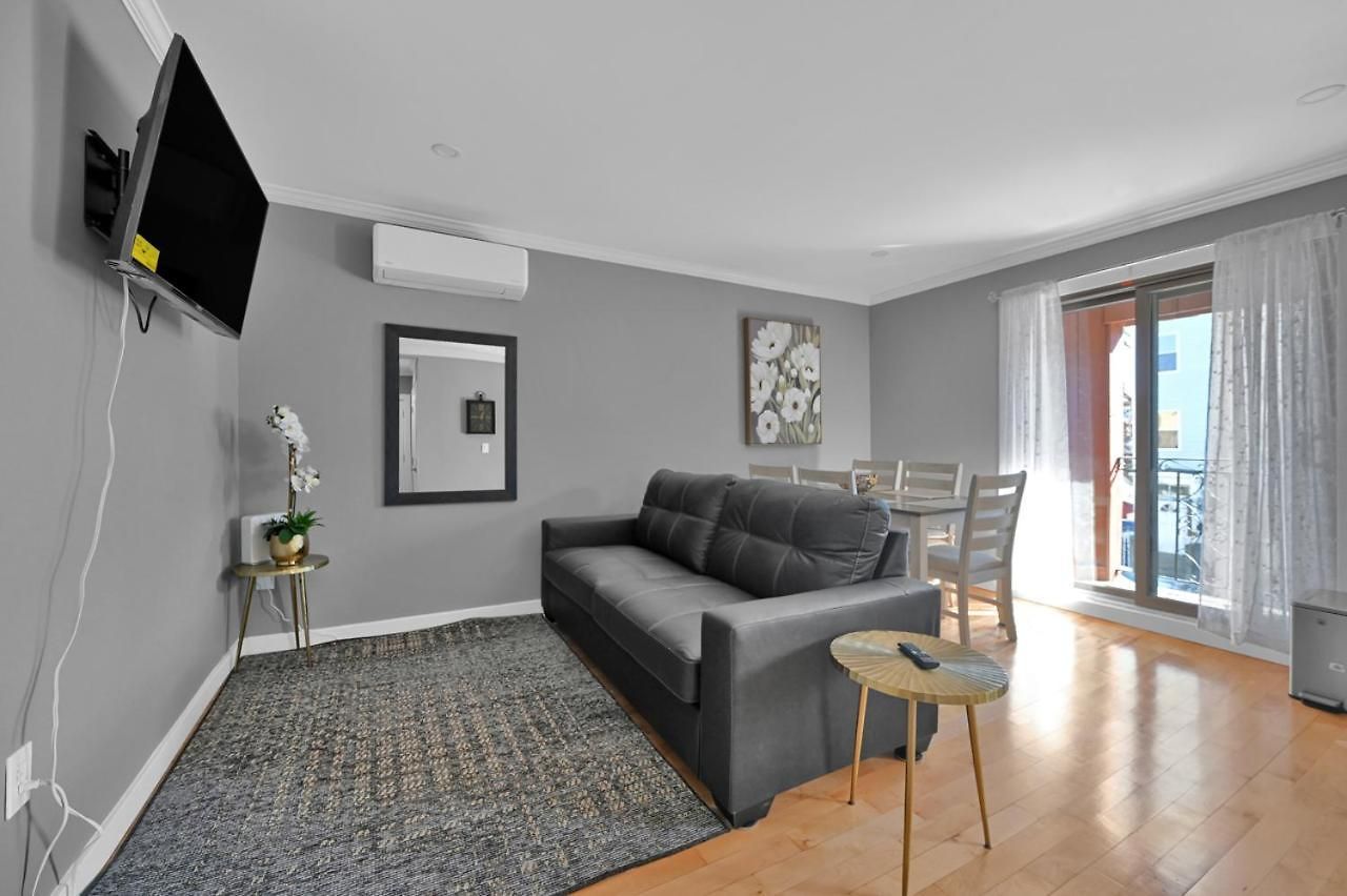 Airport Subway Apartment
