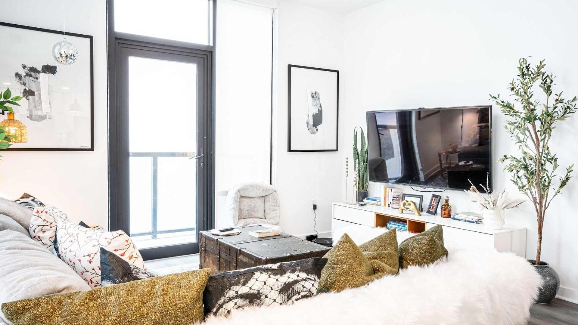 Seaport Fireplace Gym & Pool Access * Boston