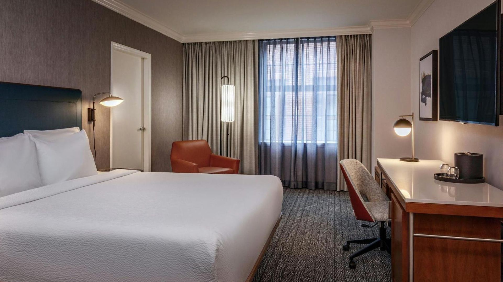 Courtyard By Marriott Downtown Hotel