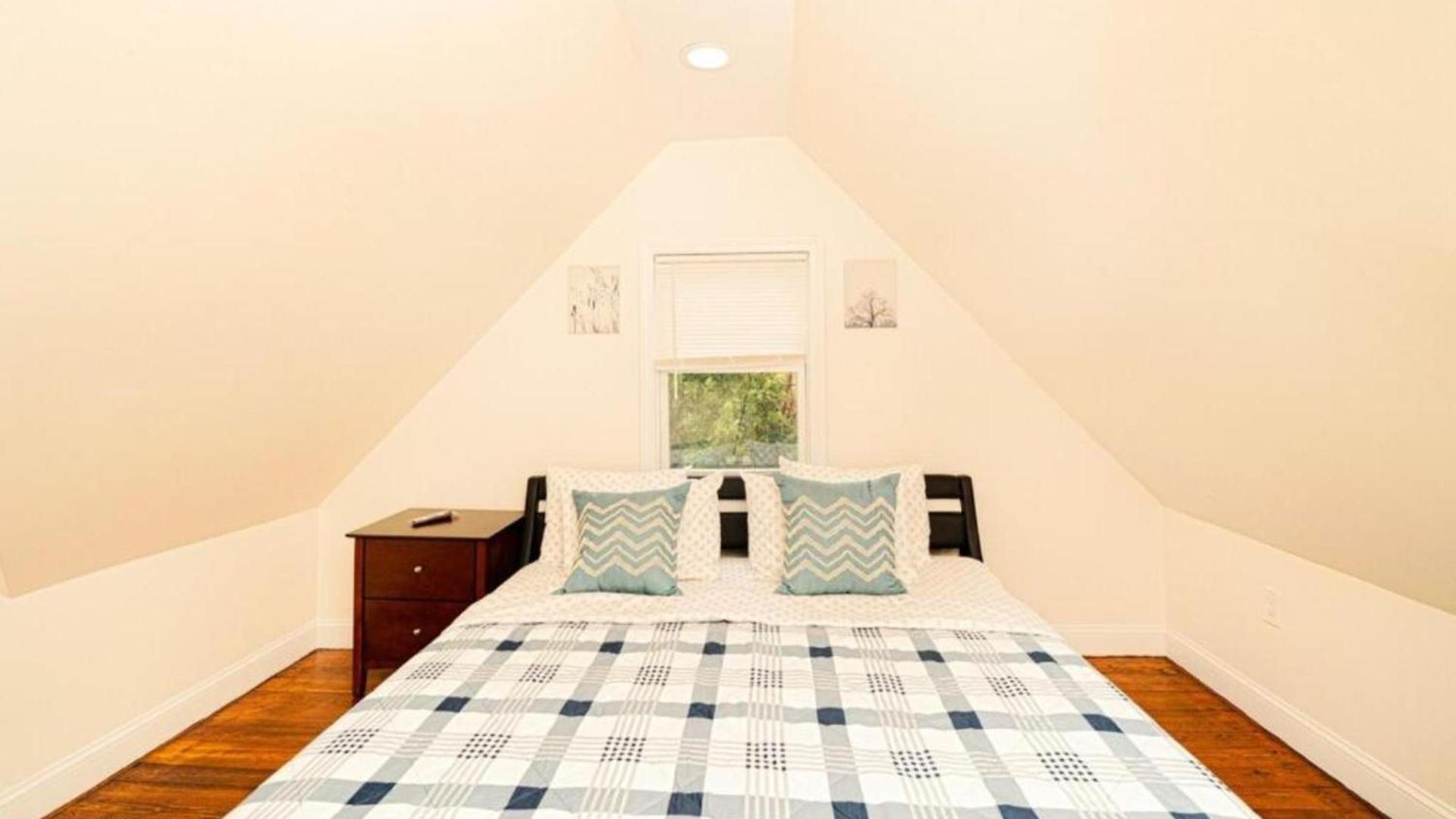 Comfortable 4br Getaway - Pet-friendly - Near I-93 & Red Line 988 Apartment Boston