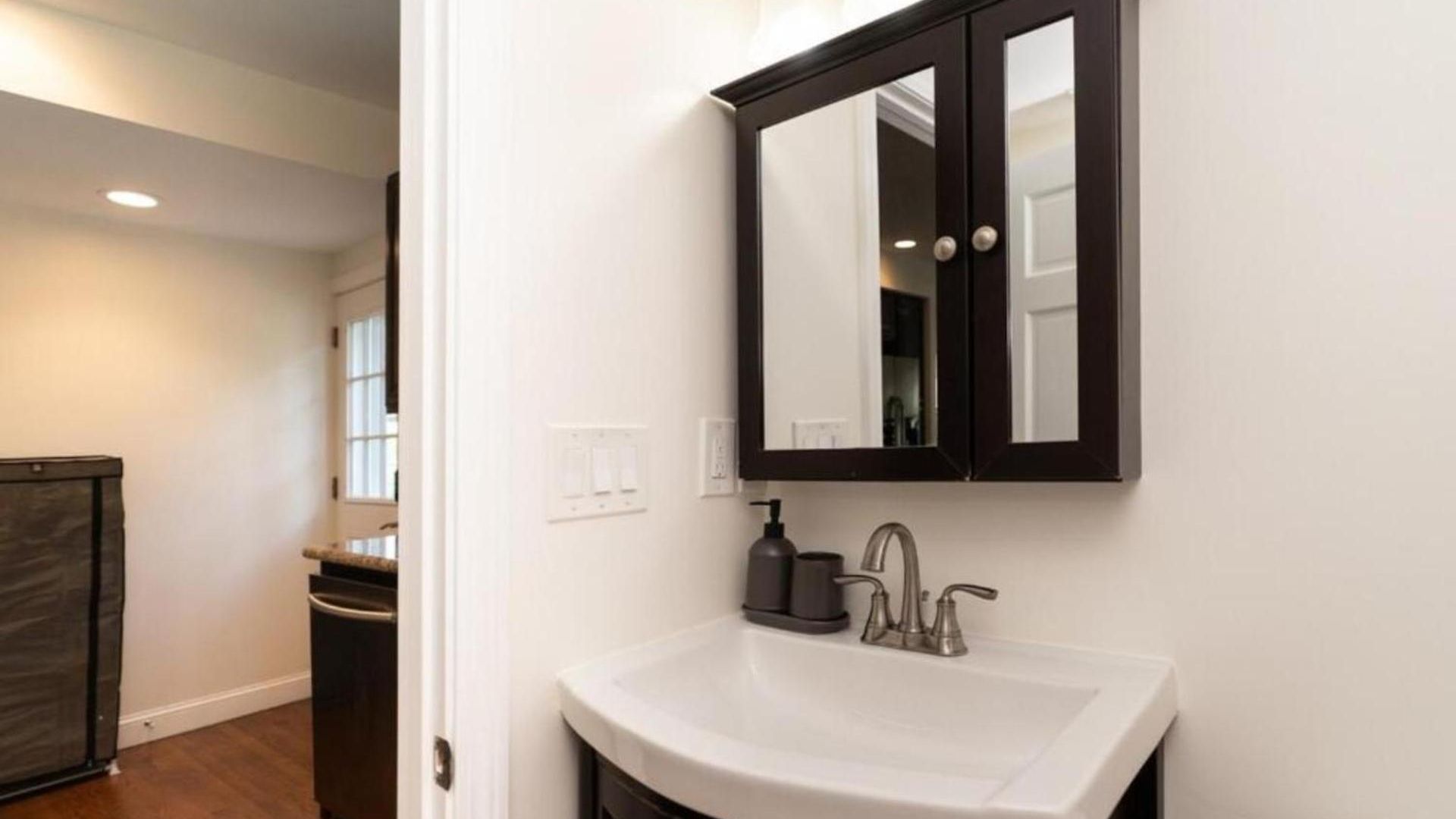 Comfortable 4br Getaway - Pet-friendly - Near I-93 & Red Line 988 Apartment Boston