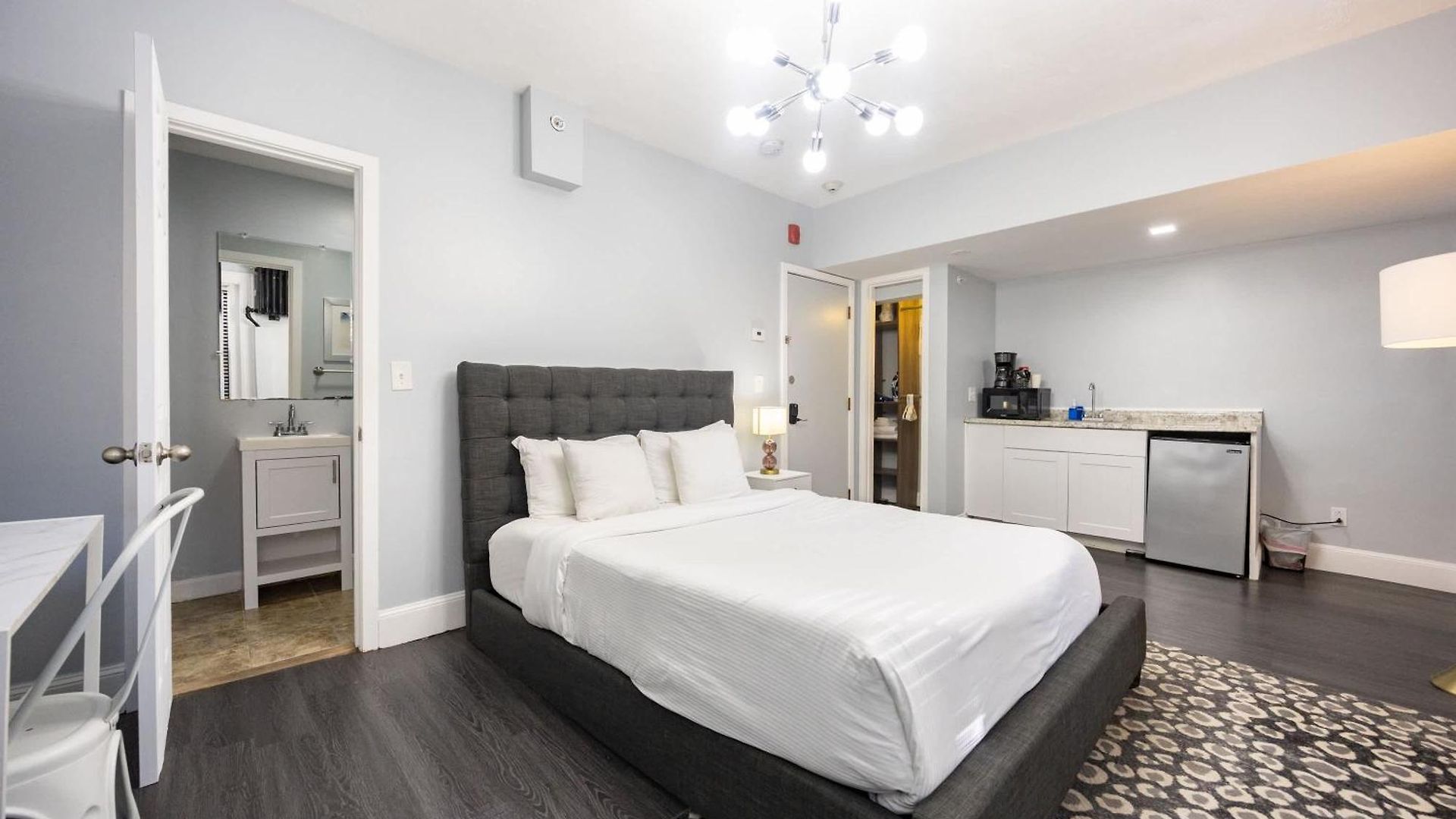 Lower Level In Hip Bay Village Apartment *