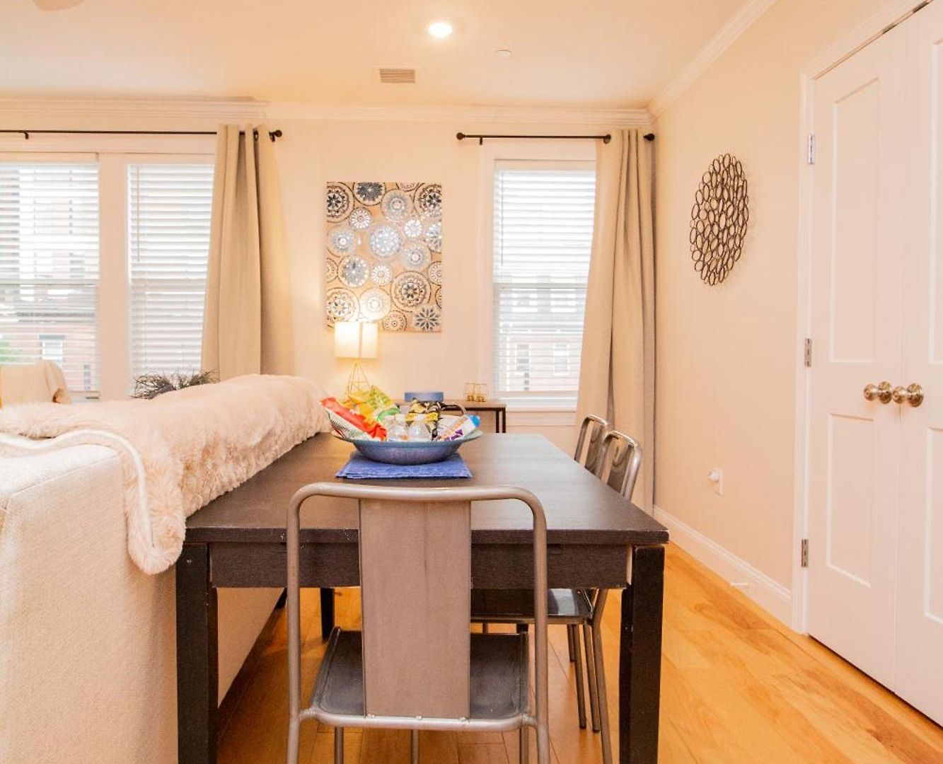 Apartment 2 Bedroom Unit W Elevator & In-unit Laundry