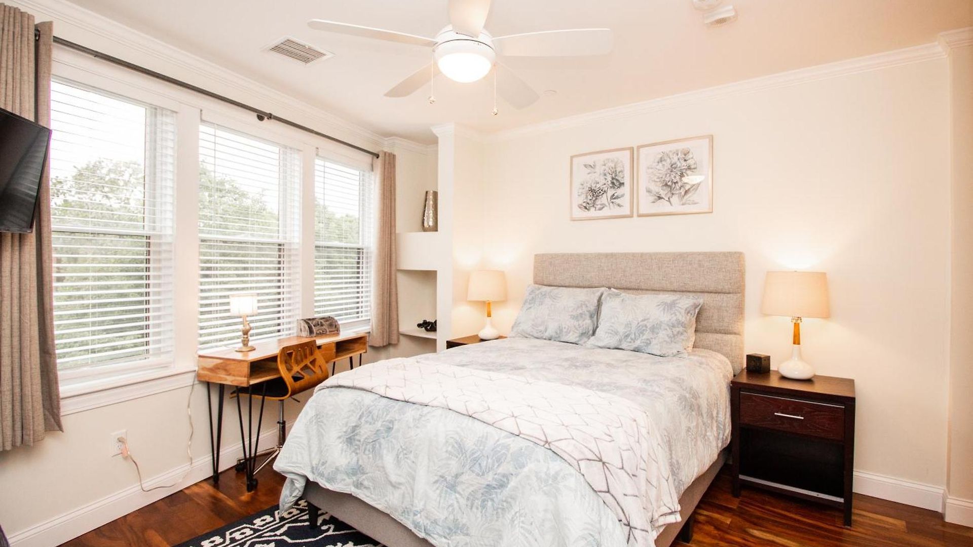 2 Bedroom Unit W Elevator & In-unit Laundry Apartment
