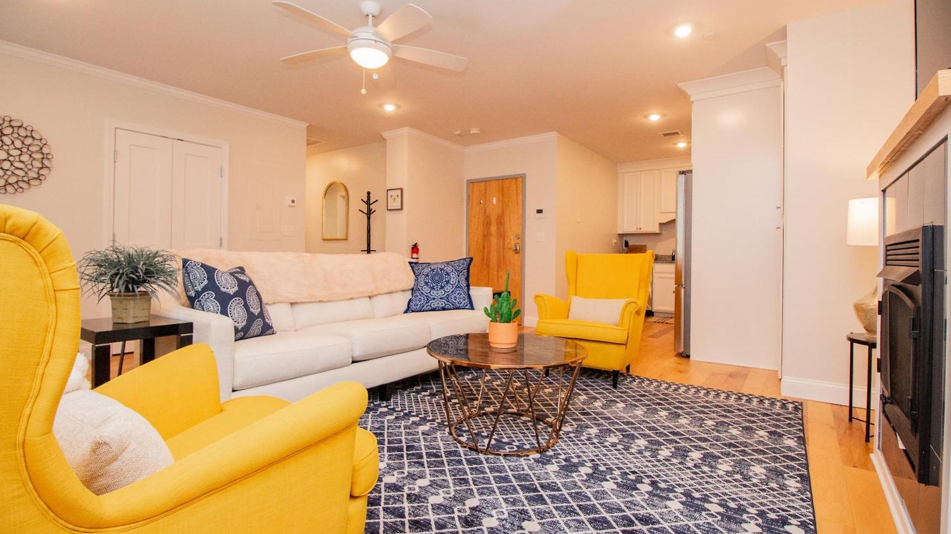 Apartment 2 Bedroom Unit W Elevator & In-unit Laundry