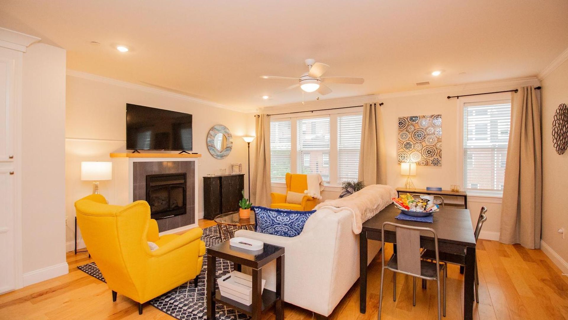 Apartment 2 Bedroom Unit W Elevator & In-unit Laundry