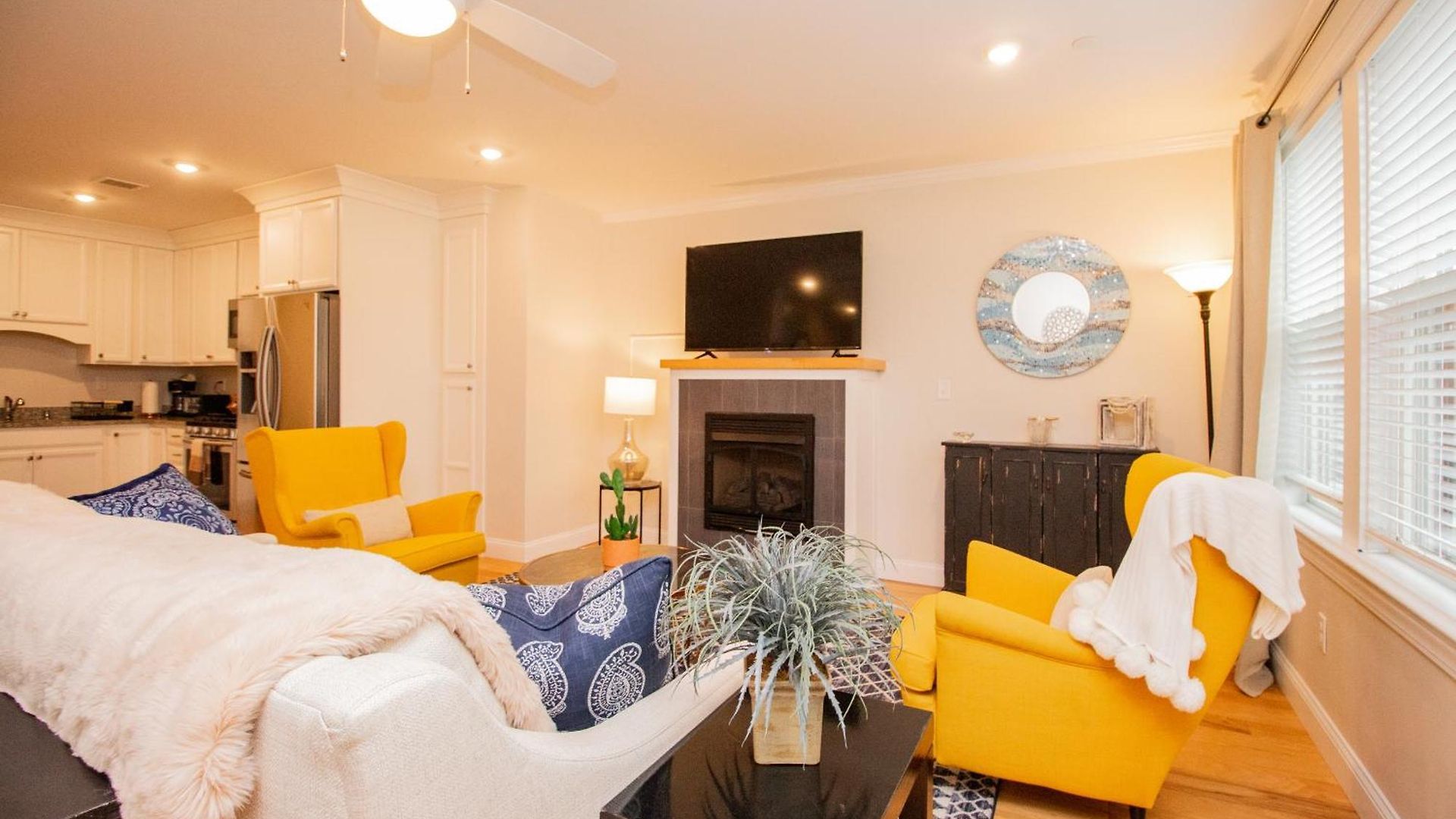 Apartment 2 Bedroom Unit W Elevator & In-unit Laundry *