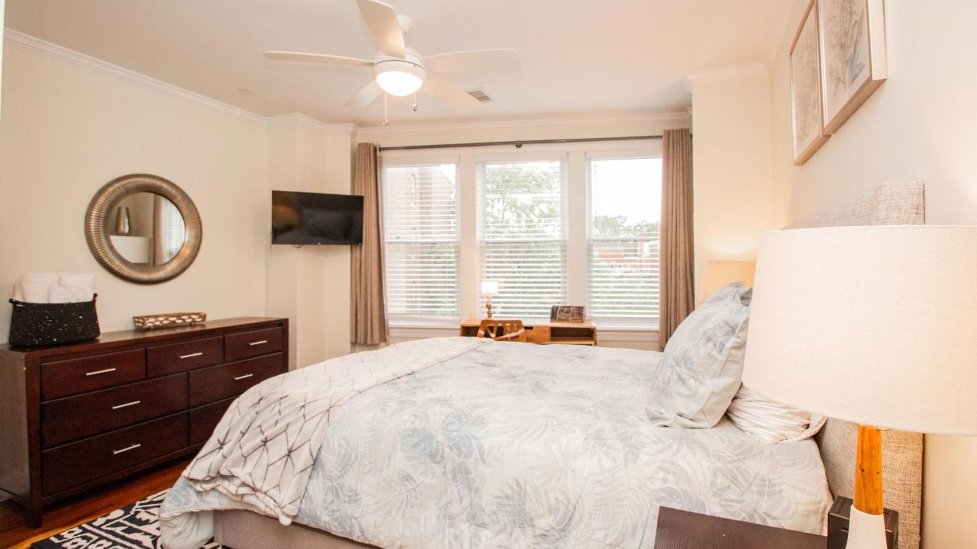 Apartment 2 Bedroom Unit W Elevator & In-unit Laundry *