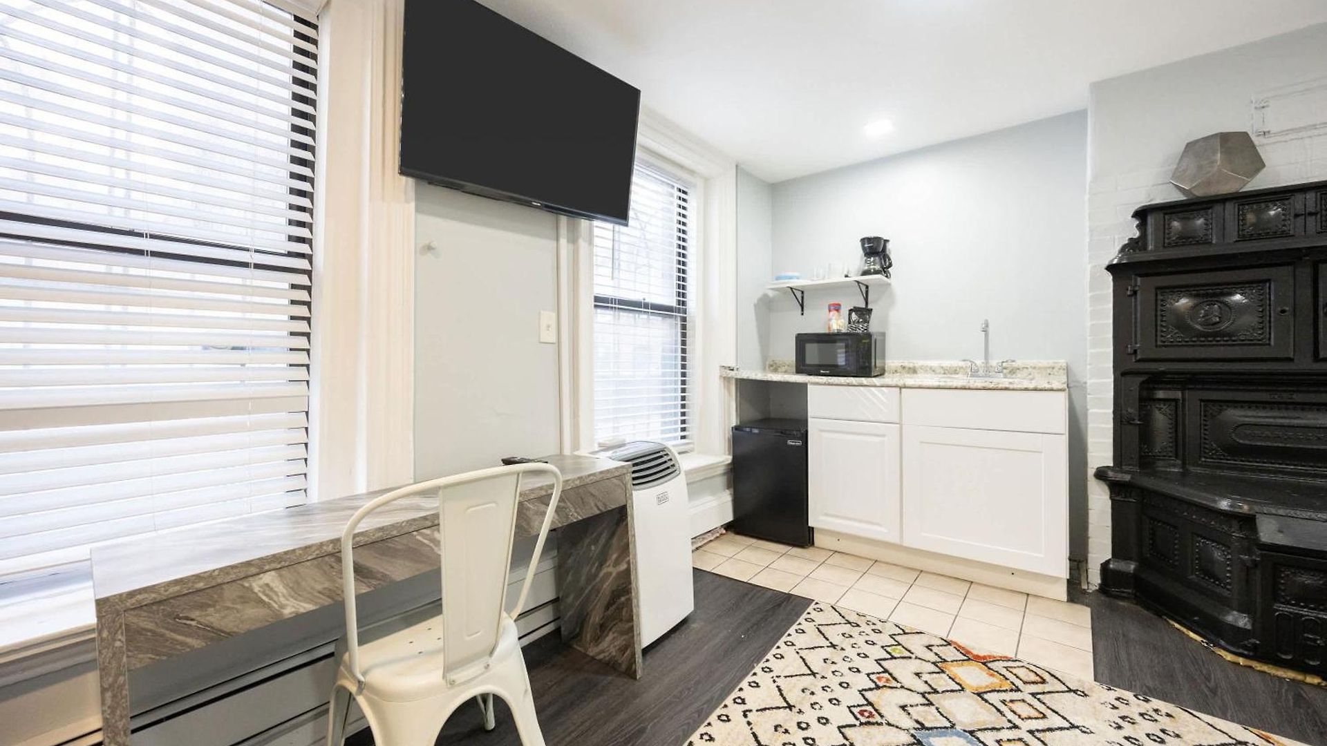 Centrally Located In Boston's Bay Apartment Boston
