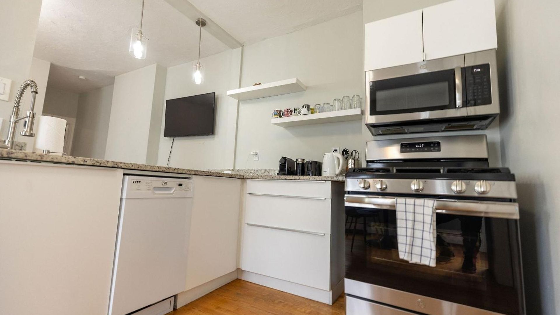Spacious Retreat, 3br Apartment *