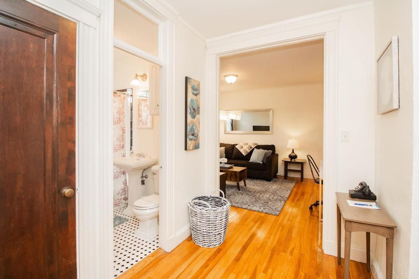 Sun-filled Unit, Elevator, Pool, College Apartment *