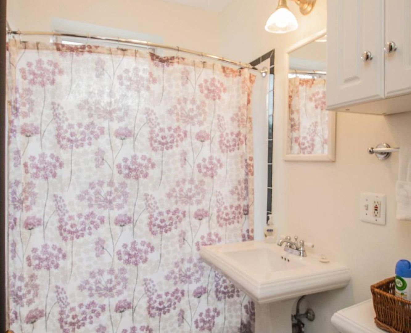 Sun-filled Unit, Elevator, Pool, College Apartment *