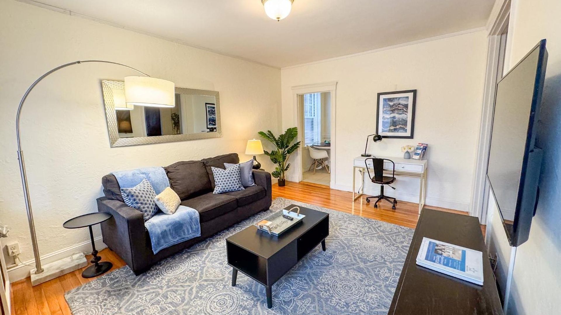 Sun-filled Unit, Elevator, Pool, College Apartment