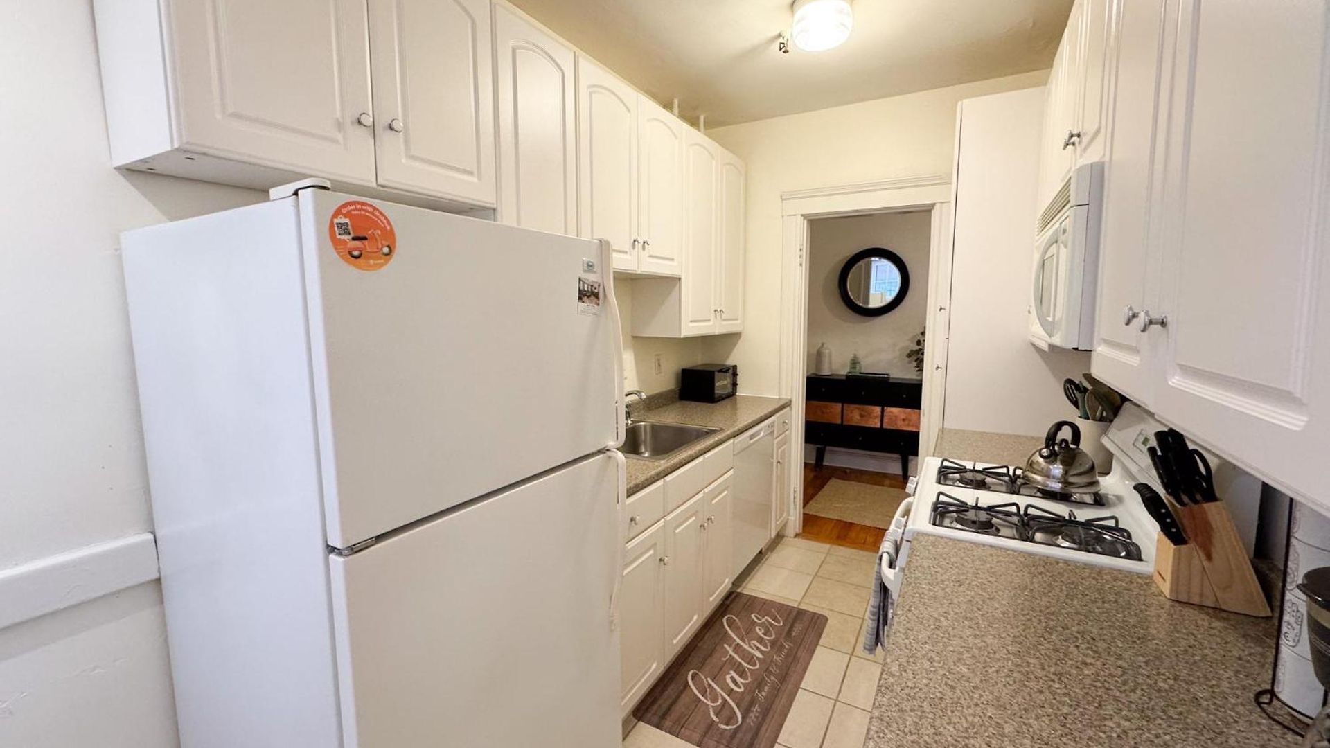 Sun-filled Unit, Elevator, Pool, College Apartment Boston