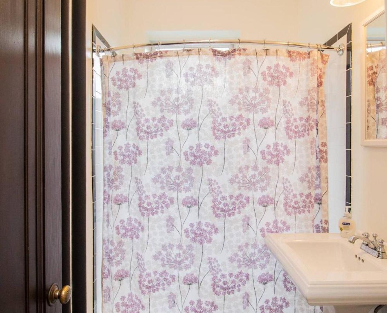 Sun-filled Unit, Elevator, Pool, College *