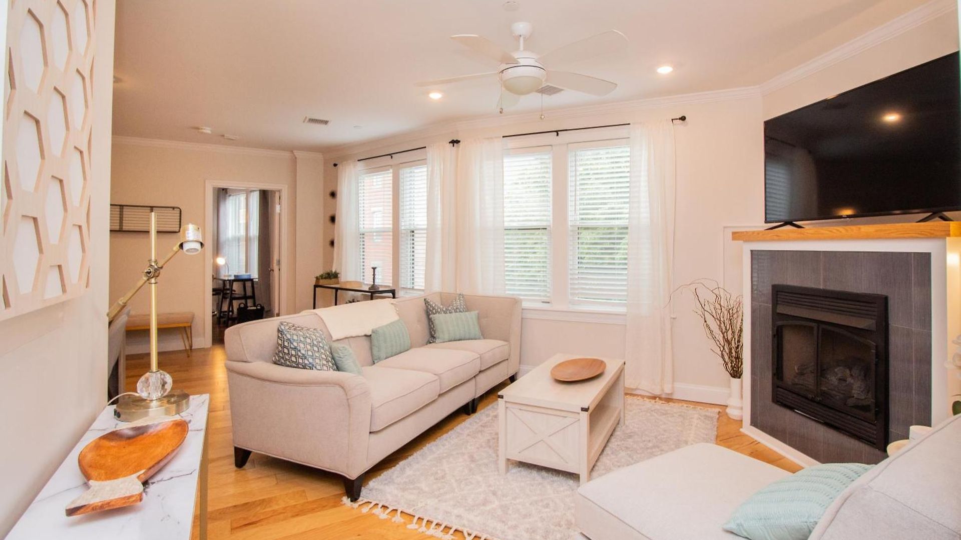 Stylish 2br W Full Kitchen, Laundry & Cen Air * Boston