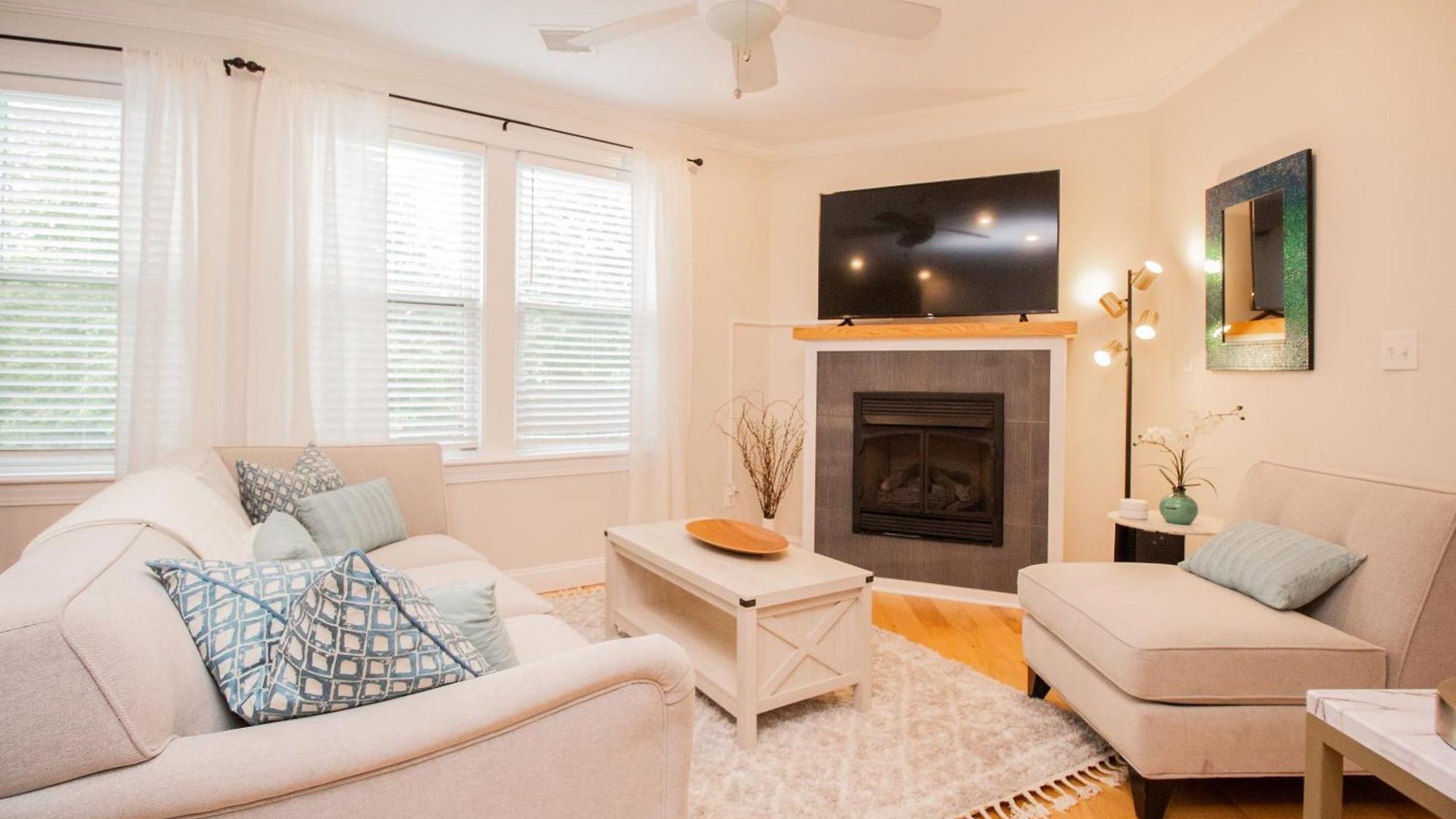 Stylish 2br W Full Kitchen, Laundry & Cen Air Apartment