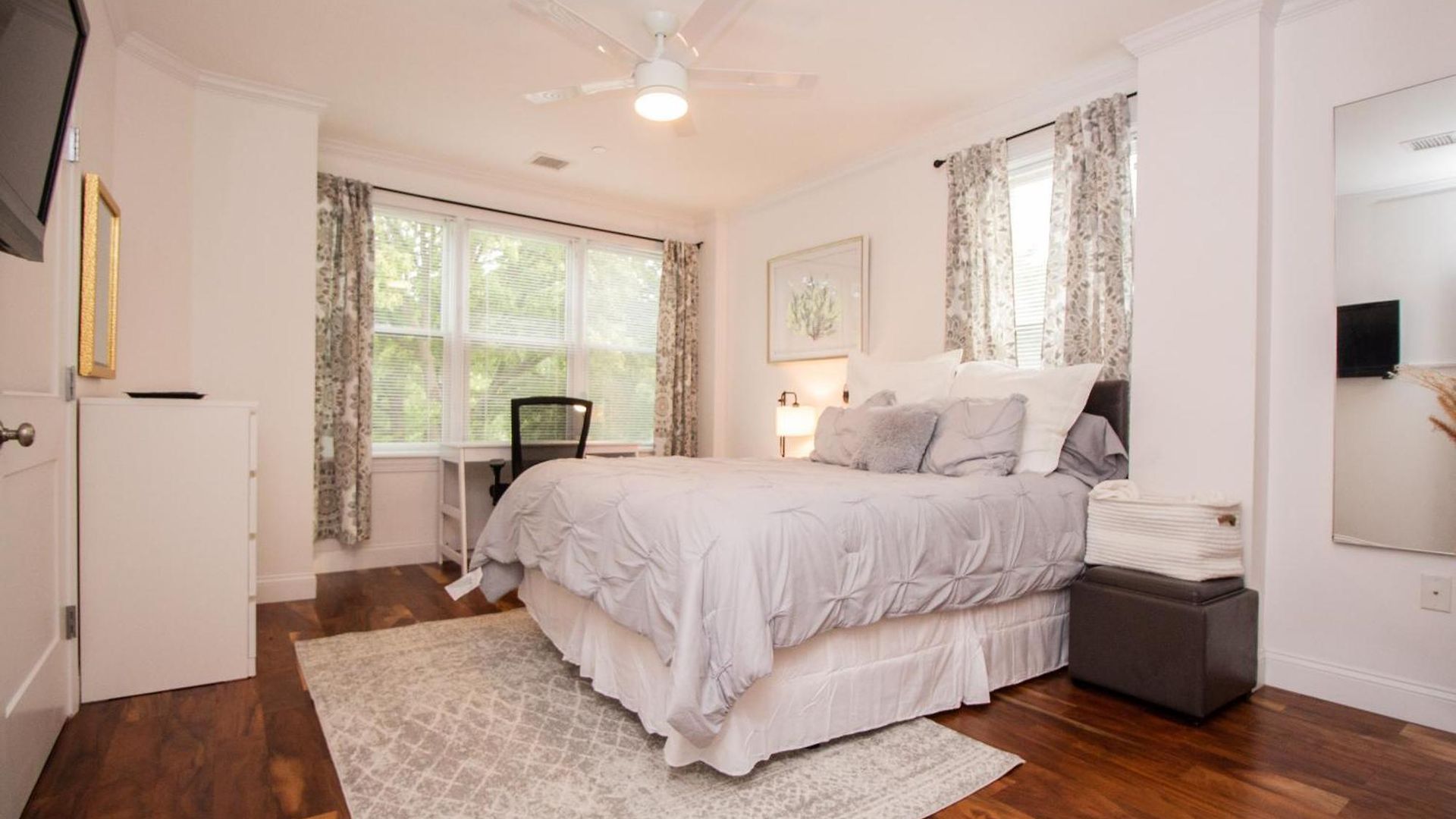 Stylish 2br W Full Kitchen, Laundry & Cen Air *