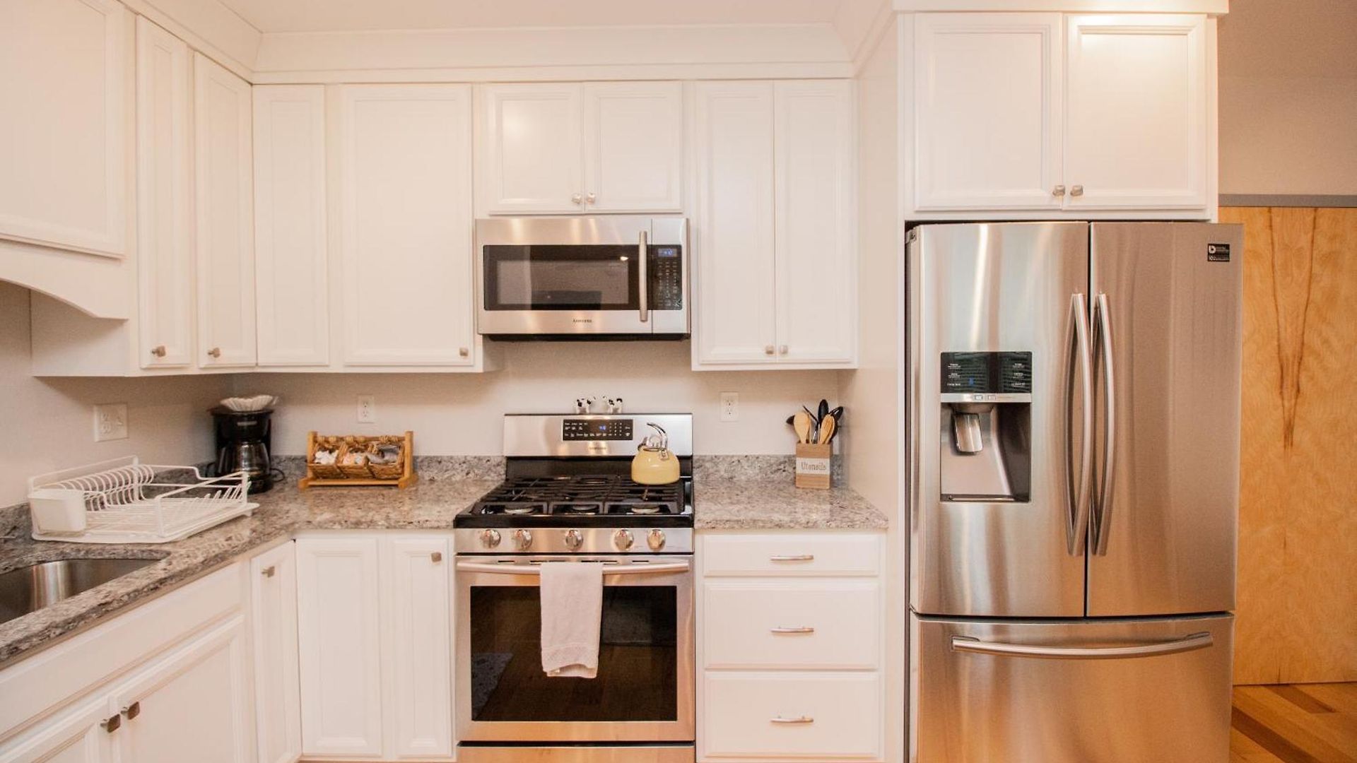 Stylish 2br W Full Kitchen, Laundry & Cen Air Boston