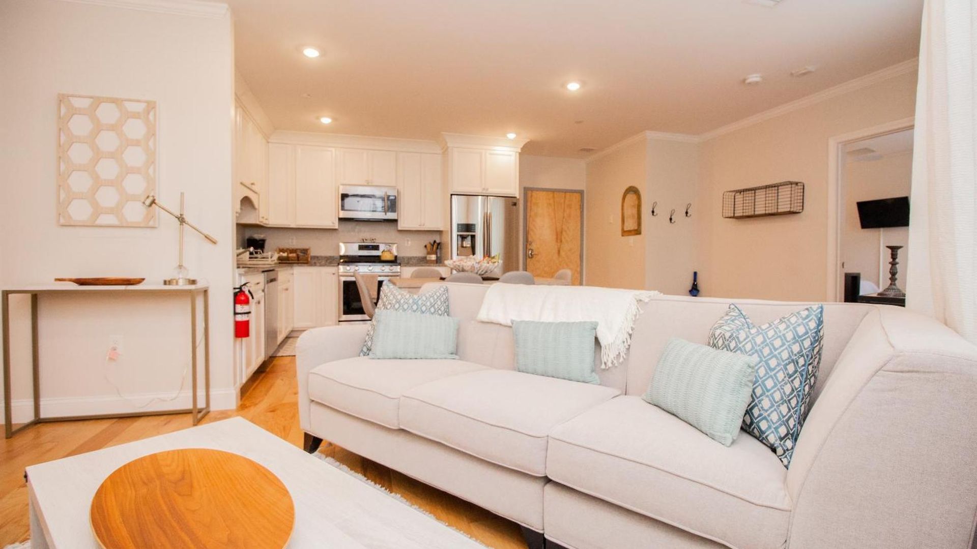 Apartment Stylish 2br W Full Kitchen, Laundry & Cen Air