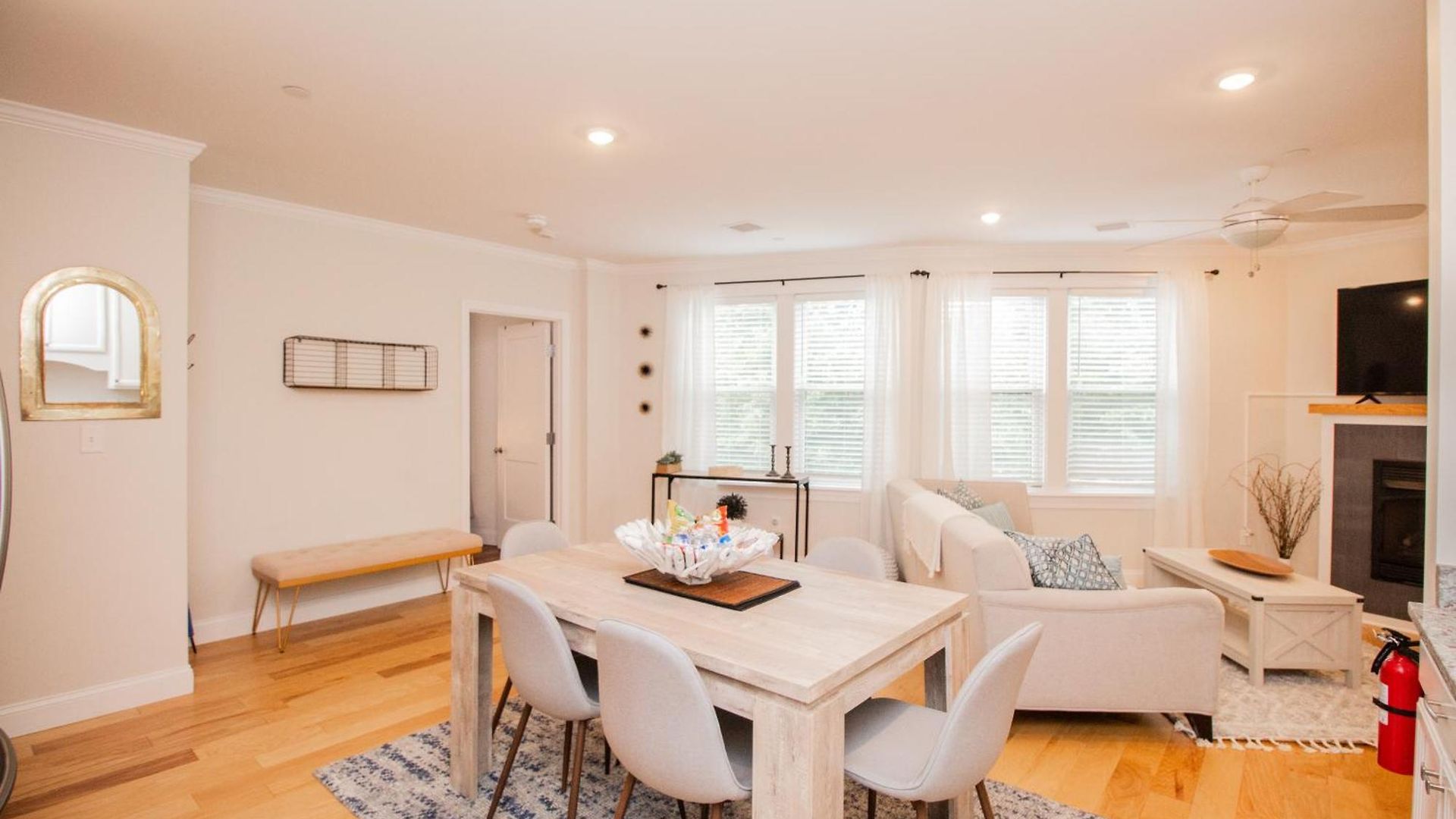 Stylish 2br W Full Kitchen, Laundry & Cen Air Apartment
