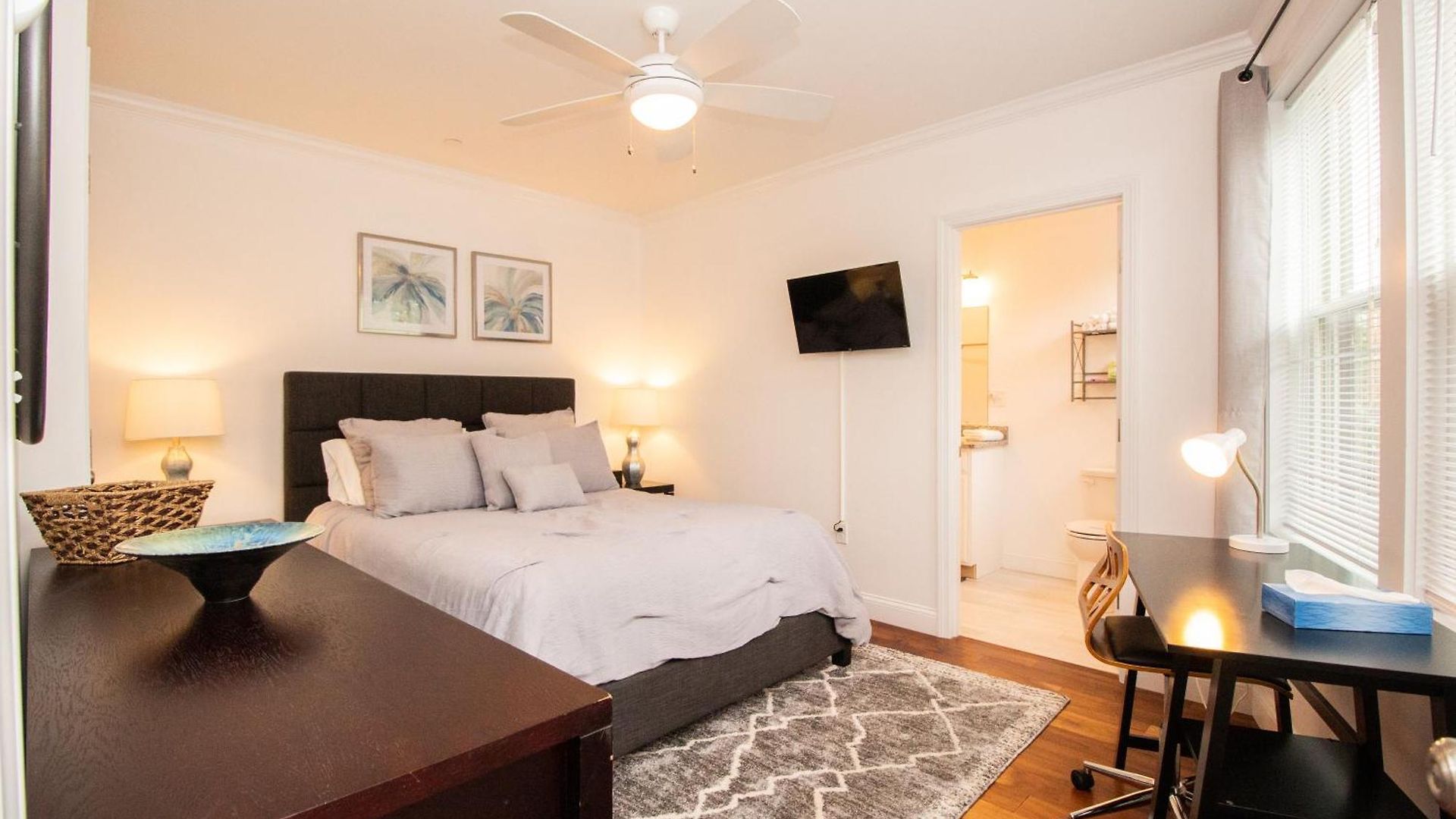 Stylish 2br W Full Kitchen, Laundry & Cen Air Apartment *