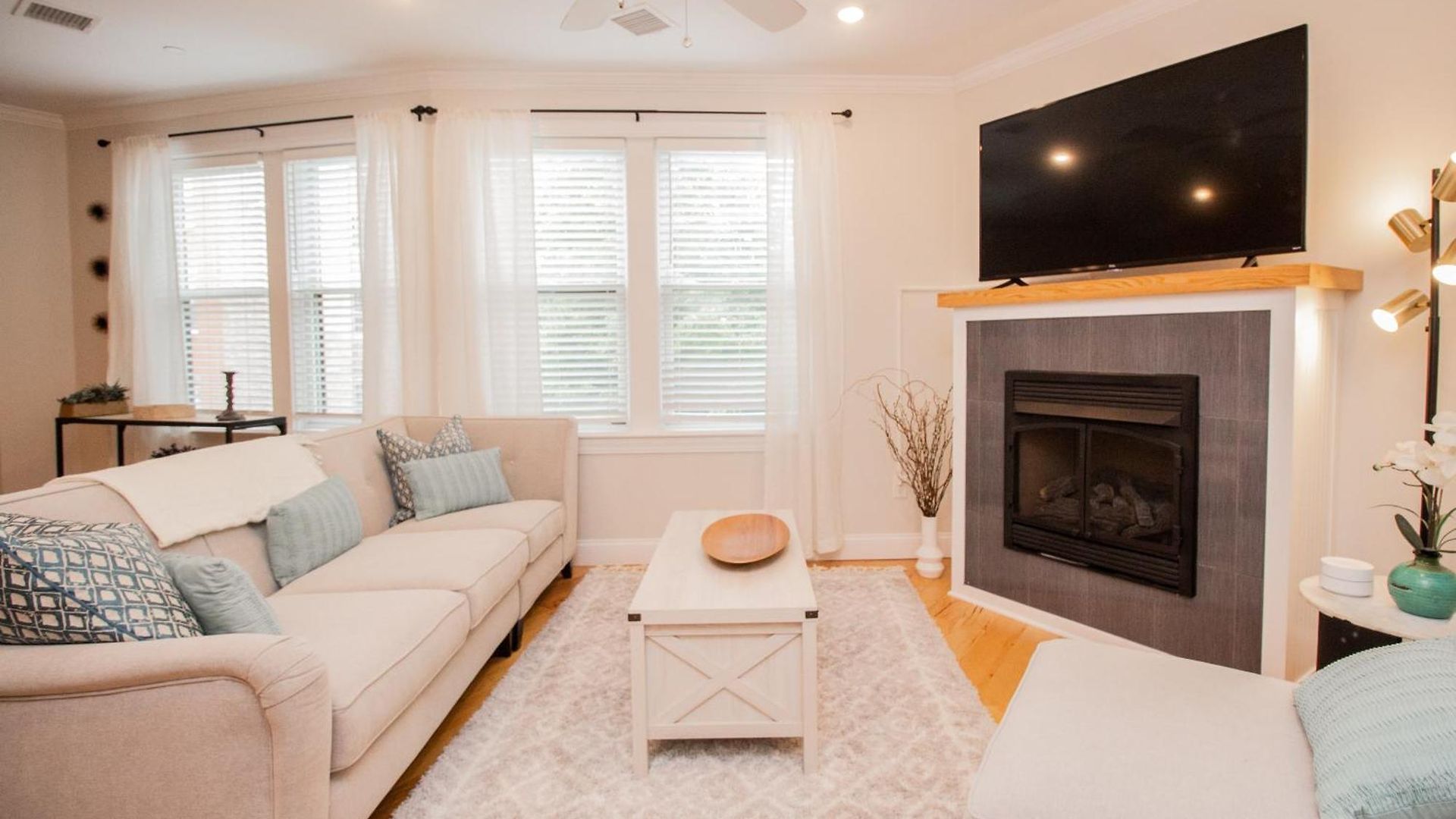 Apartment Stylish 2br W Full Kitchen, Laundry & Cen Air *