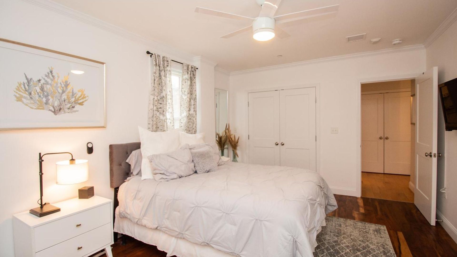 Stylish 2br W Full Kitchen, Laundry & Cen Air Apartment *