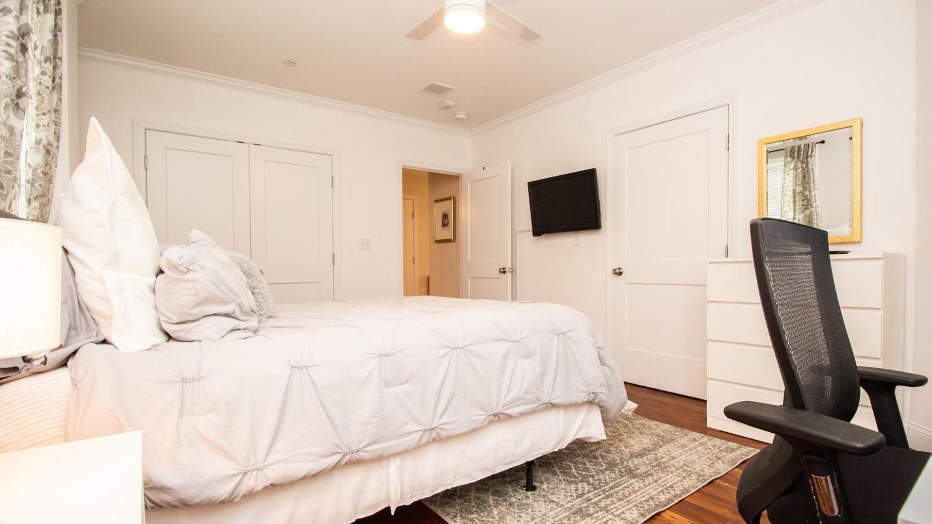 Stylish 2br W Full Kitchen, Laundry & Cen Air Apartment *