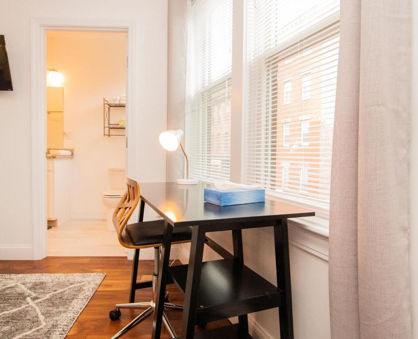 Stylish 2br W Full Kitchen, Laundry & Cen Air *