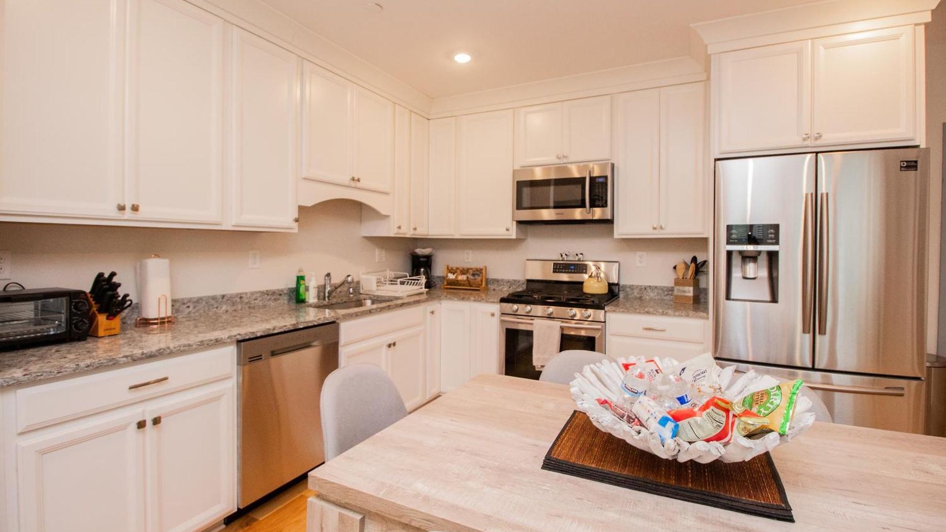 Stylish 2br W Full Kitchen, Laundry & Cen Air *