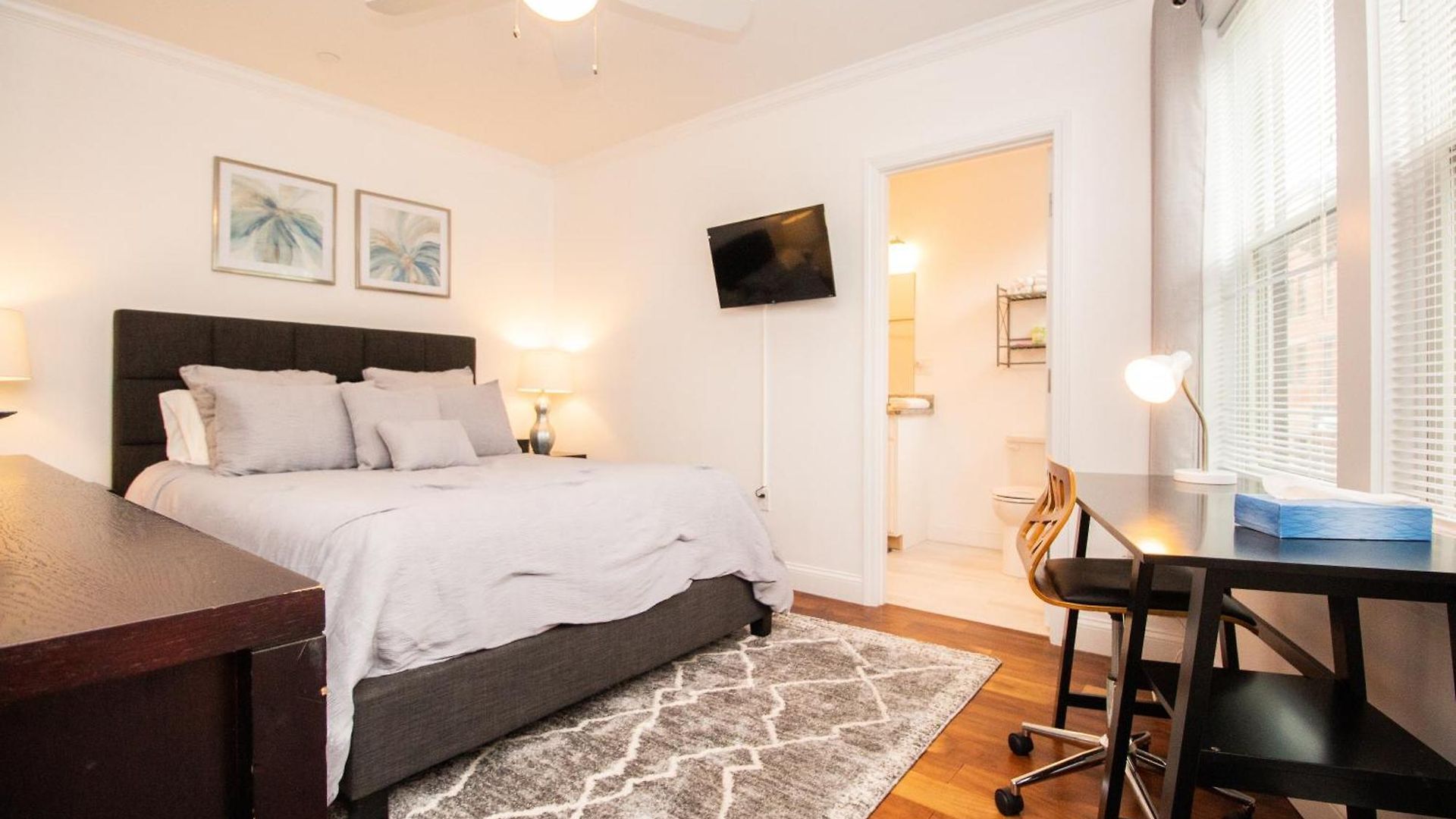 Stylish 2br W Full Kitchen, Laundry & Cen Air *