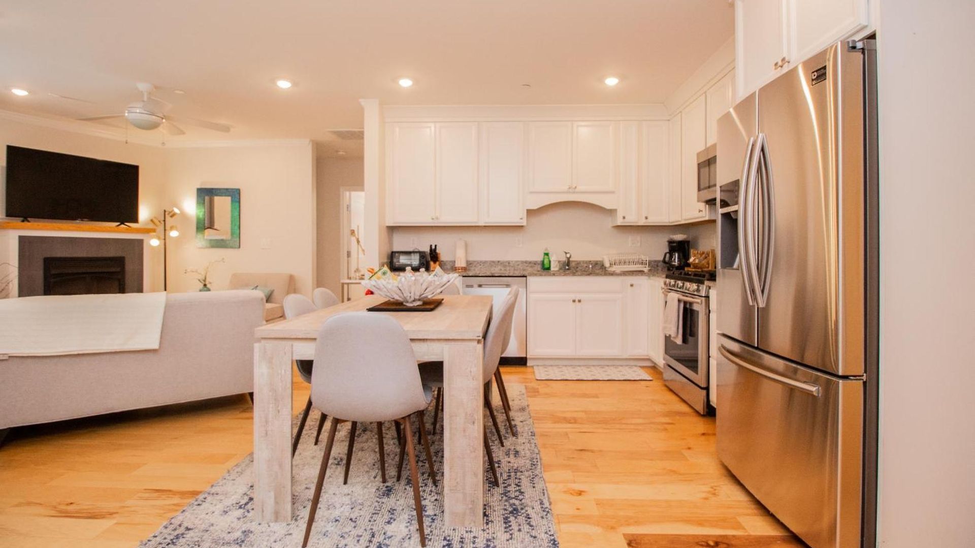 Stylish 2br W Full Kitchen, Laundry & Cen Air Apartment