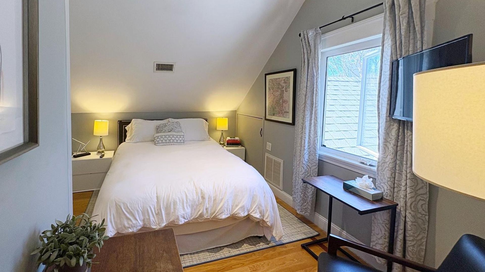 Apartment Top-floor, 2-bedroom Balcony Near Red Line