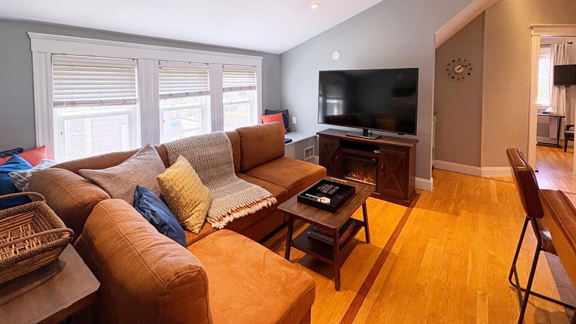 Apartment Top-floor, 2-bedroom Balcony Near Red Line Boston