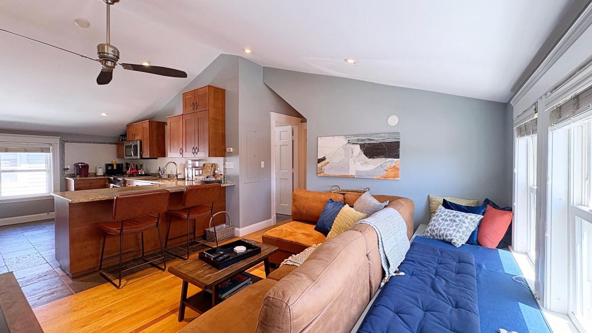 Apartment Top-floor, 2-bedroom Balcony Near Red Line