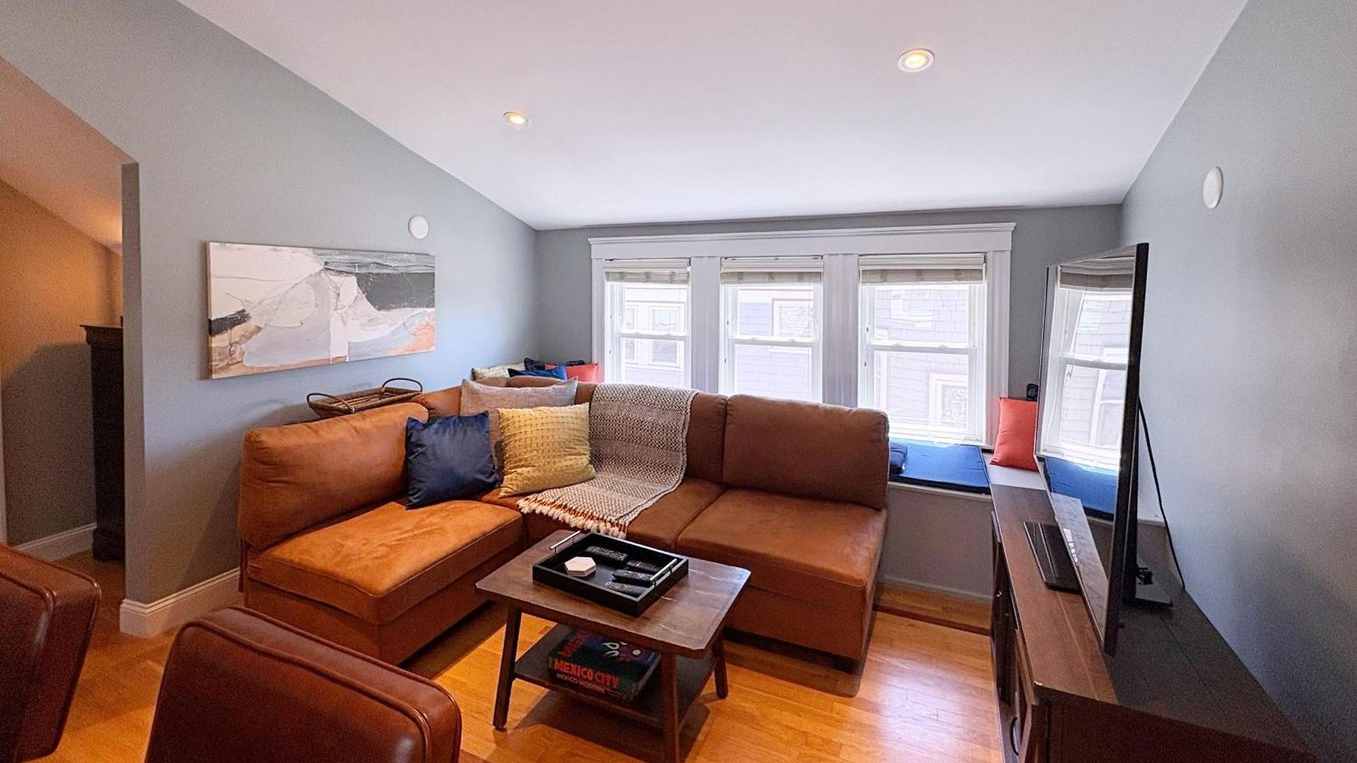Top-floor, 2-bedroom Balcony Near Red Line Apartment Boston